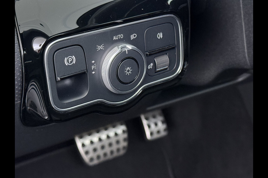 Mercedes-Benz A-Klasse 250e AMG // istronic // Panoramadak // Headup // 360 Camera // 19" // Carplay // Sfeerverlichting // Nightpakket // Memory