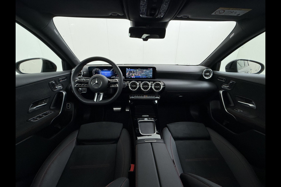 Mercedes-Benz A-Klasse 250e AMG // istronic // Panoramadak // Headup // 360 Camera // 19" // Carplay // Sfeerverlichting // Nightpakket // Memory