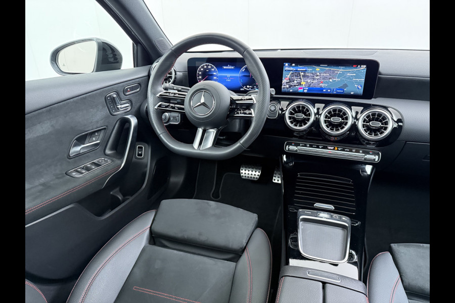 Mercedes-Benz A-Klasse 250e AMG // istronic // Panoramadak // Headup // 360 Camera // 19" // Carplay // Sfeerverlichting // Nightpakket // Memory