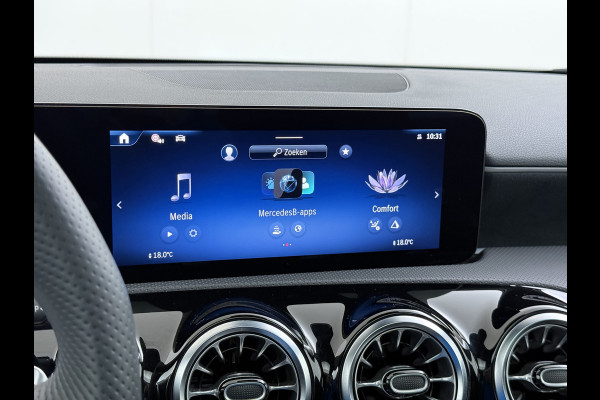Mercedes-Benz A-Klasse 250e AMG // istronic // Panoramadak // Headup // 360 Camera // 19" // Carplay // Sfeerverlichting // Nightpakket // Memory
