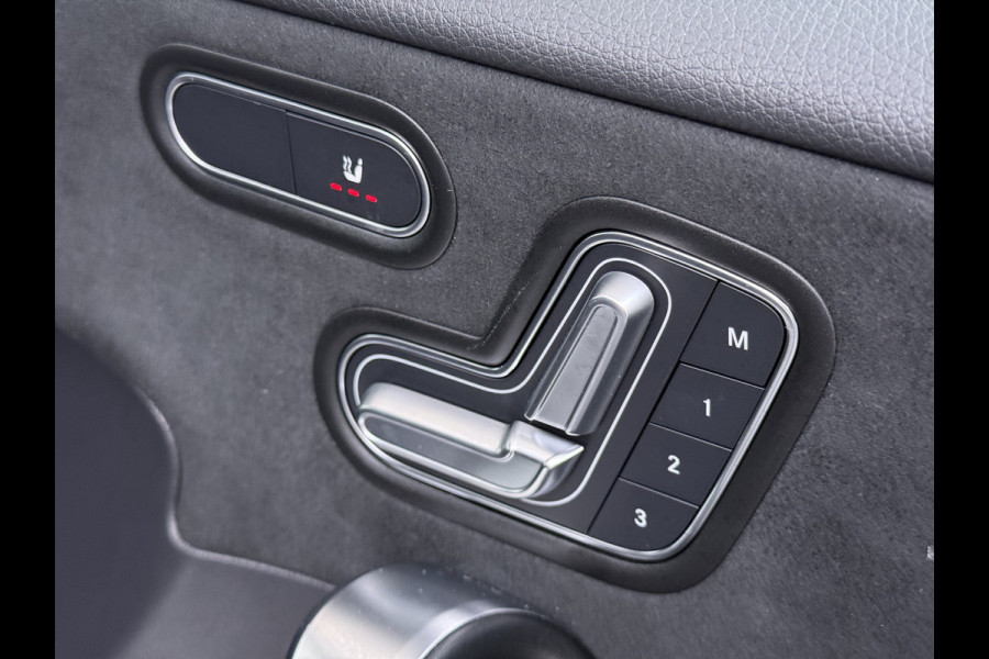 Mercedes-Benz A-Klasse 250e AMG // istronic // Panoramadak // Headup // 360 Camera // 19" // Carplay // Sfeerverlichting // Nightpakket // Memory