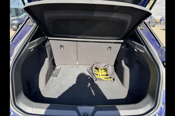 Volkswagen ID.4 City 52 kWh WARMTEPOMP| TREKHAAK | STOELVERWARMING + STUURVERWARMING|VOORRUIT VERWARMING| APPLE CARPLAY/ ANDROID AUTO| ADAPTIVE CRUISE CONTROL| RIJKLAARPRIJS. INCL 12 MND BOVAG GARANTIE