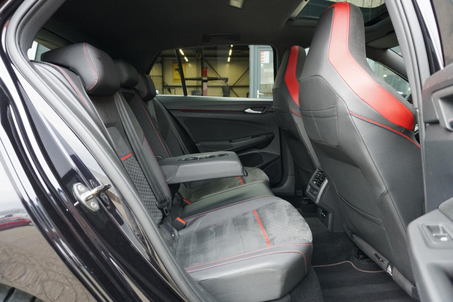 Volkswagen Golf 2.0 TSI GTI Clubsport 300PK + PANORAMADAK / STUURVERWARMING / 19"