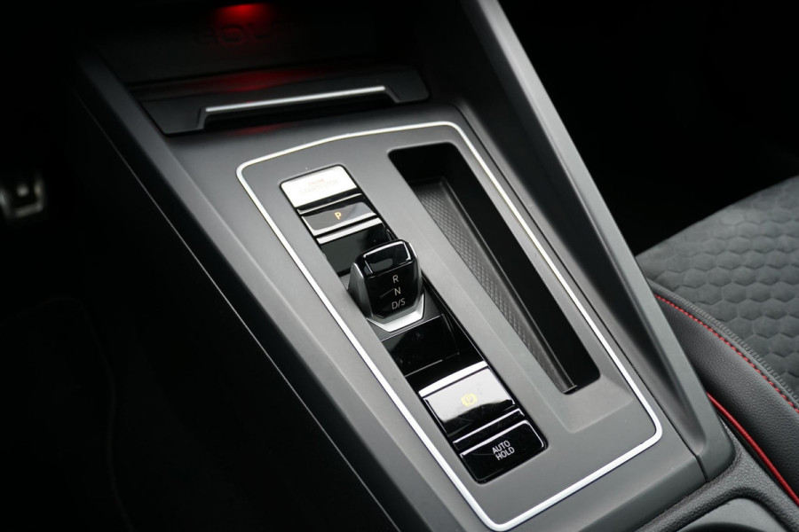 Volkswagen Golf 2.0 TSI GTI Clubsport 300PK + PANORAMADAK / STUURVERWARMING / 19"