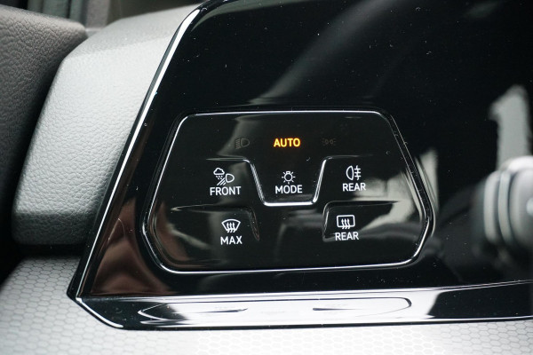 Volkswagen Golf 2.0 TSI GTI Clubsport 300PK + PANORAMADAK / STUURVERWARMING / 19"