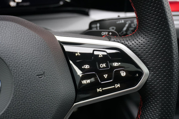 Volkswagen Golf 2.0 TSI GTI Clubsport 300PK + PANORAMADAK / STUURVERWARMING / 19"