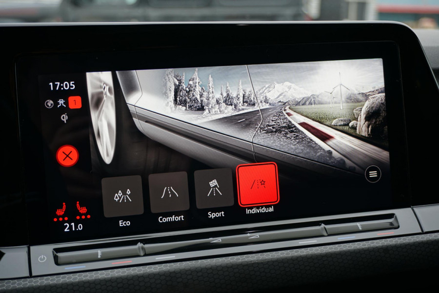 Volkswagen Golf 2.0 TSI GTI Clubsport 300PK + PANORAMADAK / STUURVERWARMING / 19"