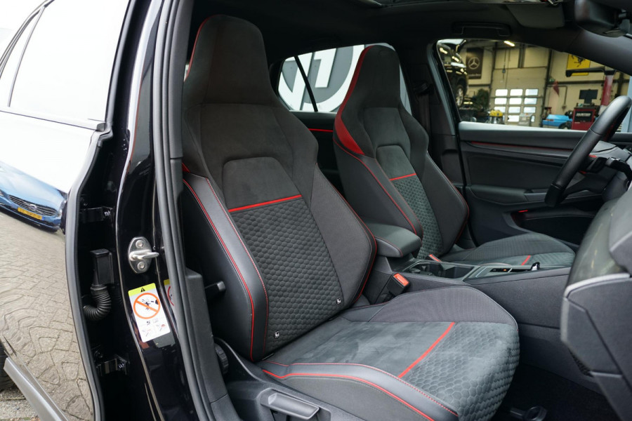 Volkswagen Golf 2.0 TSI GTI Clubsport 300PK + PANORAMADAK / STUURVERWARMING / 19"