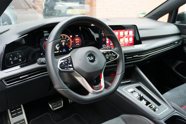 Volkswagen Golf 2.0 TSI GTI Clubsport 300PK + PANORAMADAK / STUURVERWARMING / 19"