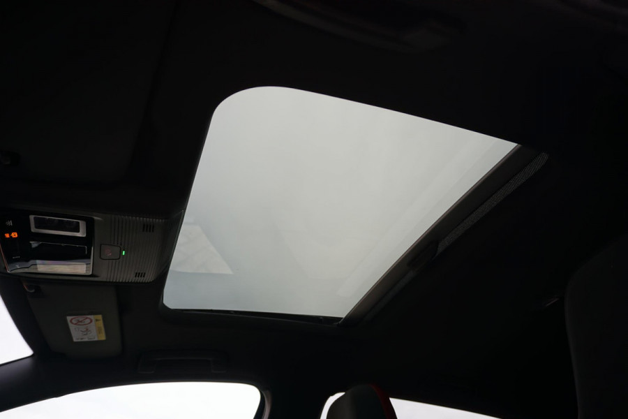 Volkswagen Golf 2.0 TSI GTI Clubsport 300PK + PANORAMADAK / STUURVERWARMING / 19"