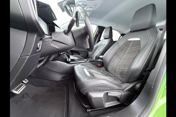 Opel Mokka-e Ultimate 50kWh 3-Fase Warmtepomp Adap.Cruise Stuur+Stoelverwarming Navi 360°Camera Ecc Apple Carplay Android Auto Pdc 11kw Laden SOH 88% Matrix Led Keyless Lmv DAB Lane Assist Privacy Glas Dealeronderhouden Origineel Nederlandse Auto Super Compleet!