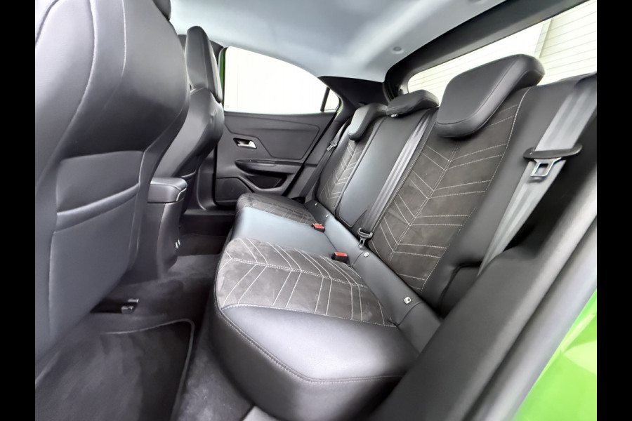 Opel Mokka-e Ultimate 50kWh 3-Fase Warmtepomp Adap.Cruise Stuur+Stoelverwarming Navi 360°Camera Ecc Apple Carplay Android Auto Pdc 11kw Laden SOH 88% Matrix Led Keyless Lmv DAB Lane Assist Privacy Glas Dealeronderhouden Origineel Nederlandse Auto Super Compleet!