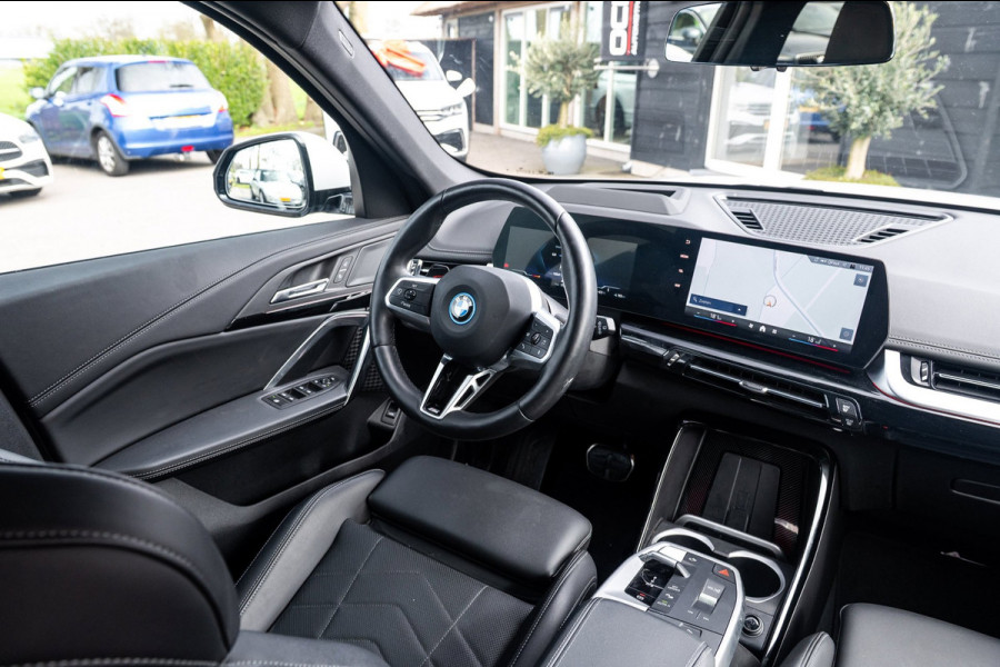 BMW iX1 EDrive 20 M Sport Live Cockpit I Mineralweiss Metallic I Head Up I Led I CarPlay I 360 Camera I M-Sportremmen rood I BTW