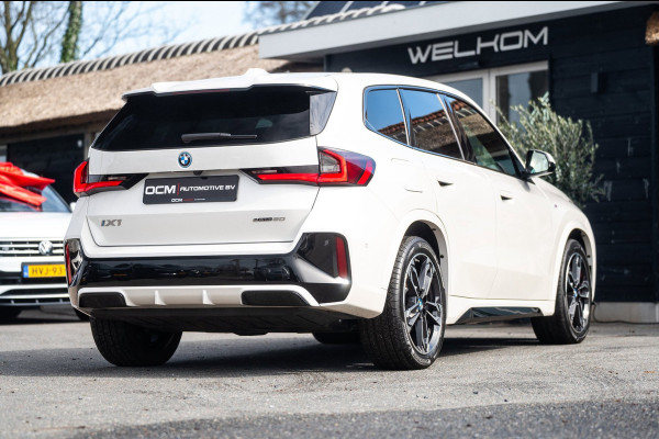 BMW iX1 EDrive 20 M Sport Live Cockpit I Mineralweiss Metallic I Head Up I Led I CarPlay I 360 Camera I M-Sportremmen rood I BTW