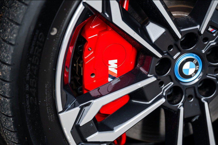 BMW iX1 EDrive 20 M Sport Live Cockpit I Mineralweiss Metallic I Head Up I Led I CarPlay I 360 Camera I M-Sportremmen rood I BTW