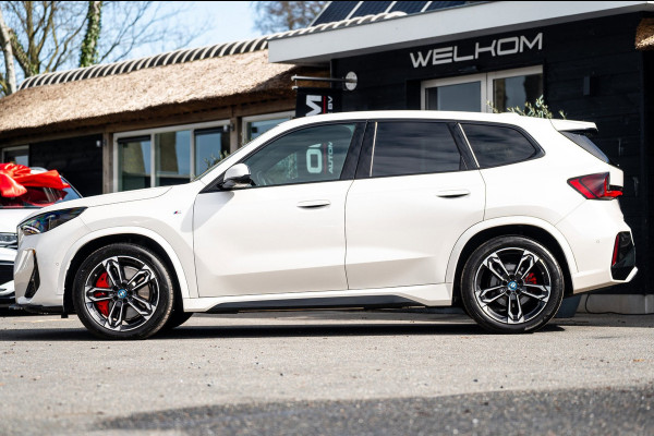 BMW iX1 EDrive 20 M Sport Live Cockpit I Mineralweiss Metallic I Head Up I Led I CarPlay I 360 Camera I M-Sportremmen rood I BTW