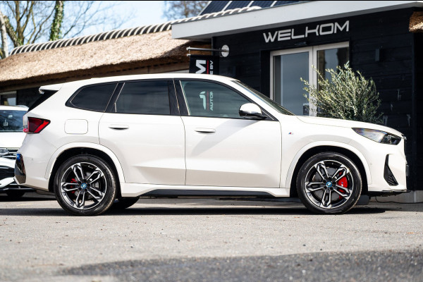 BMW iX1 EDrive 20 M Sport Live Cockpit I Mineralweiss Metallic I Head Up I Led I CarPlay I 360 Camera I M-Sportremmen rood I BTW