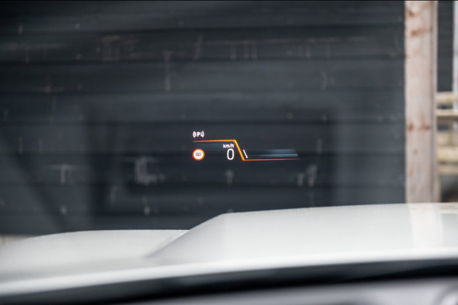 BMW iX1 EDrive 20 M Sport Live Cockpit I Mineralweiss Metallic I Head Up I Led I CarPlay I 360 Camera I M-Sportremmen rood I BTW