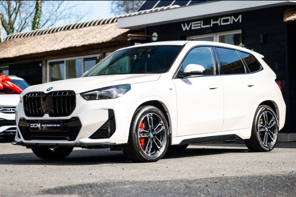 BMW iX1 EDrive 20 M Sport Live Cockpit I Mineralweiss Metallic I Head Up I Led I CarPlay I 360 Camera I M-Sportremmen rood I BTW