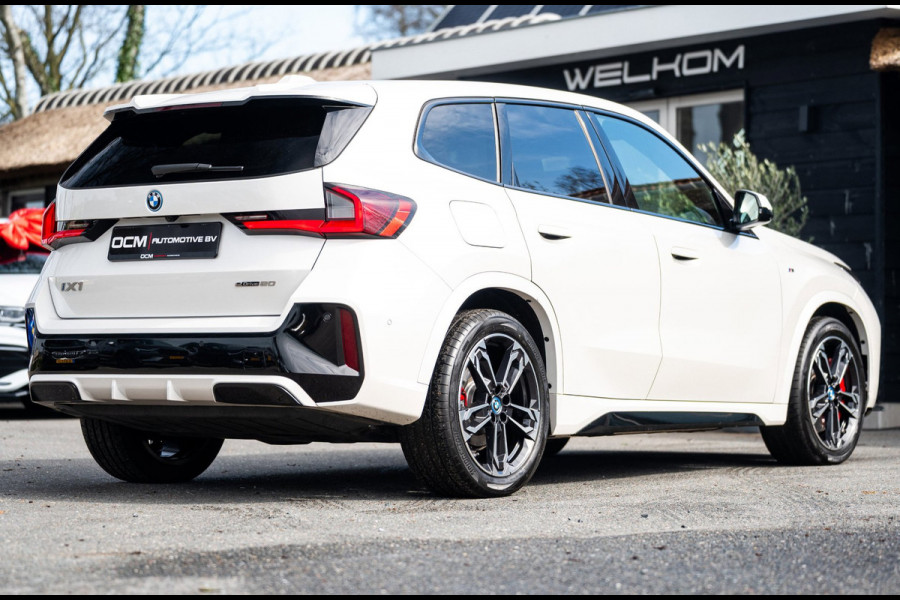 BMW iX1 EDrive 20 M Sport Live Cockpit I Mineralweiss Metallic I Head Up I Led I CarPlay I 360 Camera I M-Sportremmen rood I BTW