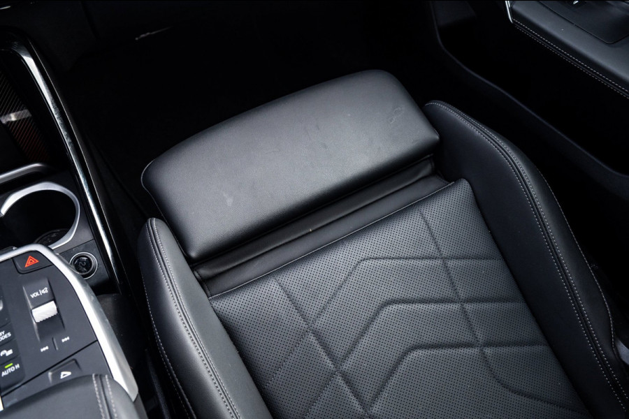 BMW iX1 EDrive 20 M Sport Live Cockpit I Mineralweiss Metallic I Head Up I Led I CarPlay I 360 Camera I M-Sportremmen rood I BTW