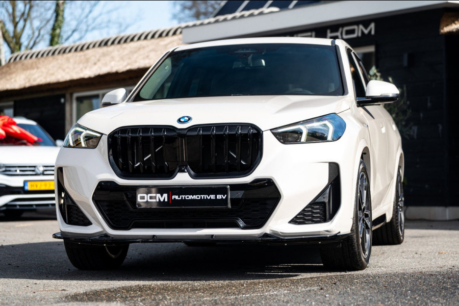 BMW iX1 EDrive 20 M Sport Live Cockpit I Mineralweiss Metallic I Head Up I Led I CarPlay I 360 Camera I M-Sportremmen rood I BTW