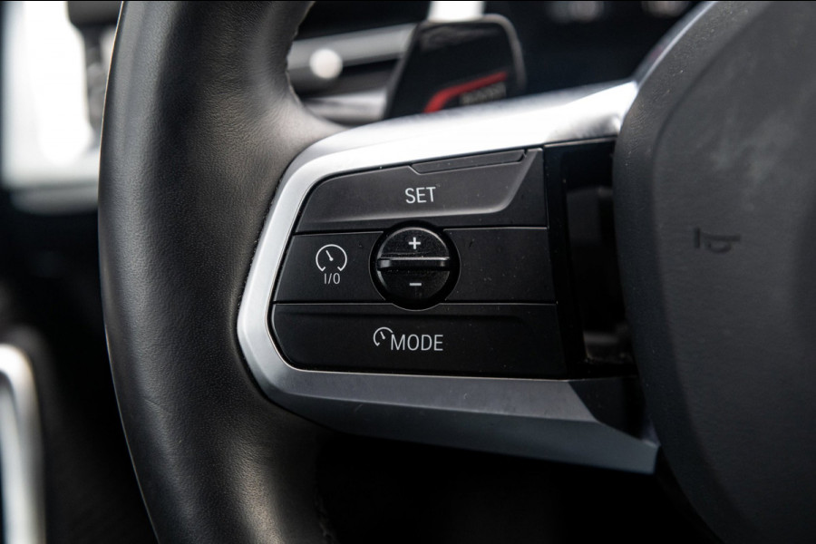 BMW iX1 EDrive 20 M Sport Live Cockpit I Mineralweiss Metallic I Head Up I Led I CarPlay I 360 Camera I M-Sportremmen rood I BTW