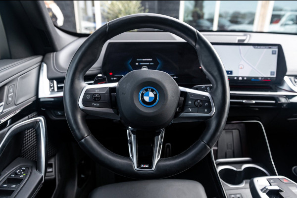 BMW iX1 EDrive 20 M Sport Live Cockpit I Mineralweiss Metallic I Head Up I Led I CarPlay I 360 Camera I M-Sportremmen rood I BTW