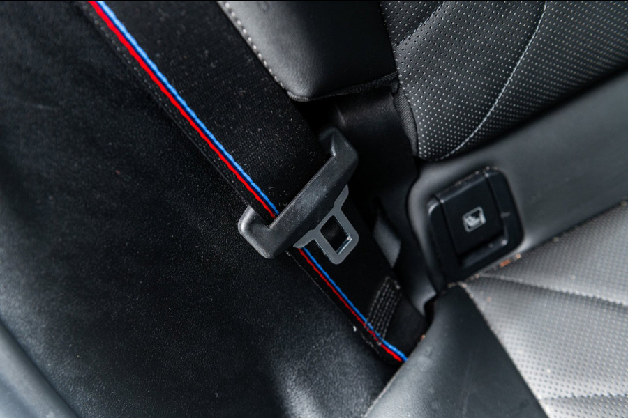 BMW iX1 EDrive 20 M Sport Live Cockpit I Mineralweiss Metallic I Head Up I Led I CarPlay I 360 Camera I M-Sportremmen rood I BTW