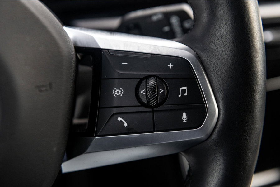 BMW iX1 EDrive 20 M Sport Live Cockpit I Mineralweiss Metallic I Head Up I Led I CarPlay I 360 Camera I M-Sportremmen rood I BTW