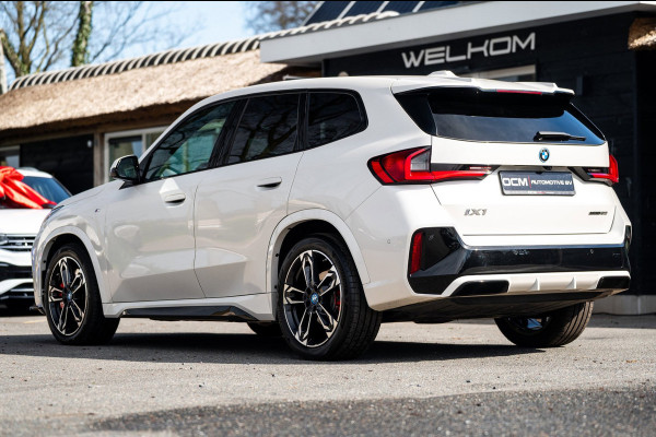 BMW iX1 EDrive 20 M Sport Live Cockpit I Mineralweiss Metallic I Head Up I Led I CarPlay I 360 Camera I M-Sportremmen rood I BTW