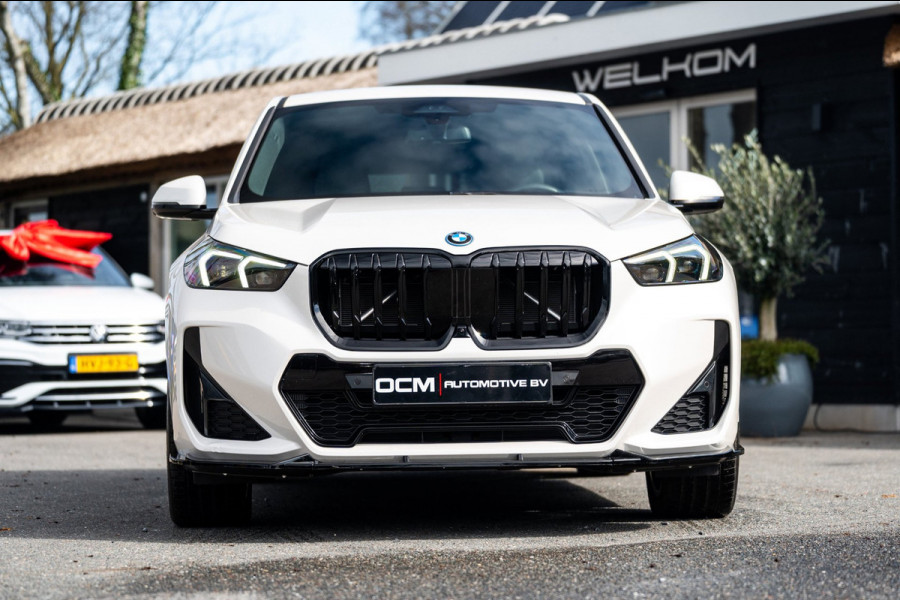 BMW iX1 EDrive 20 M Sport Live Cockpit I Mineralweiss Metallic I Head Up I Led I CarPlay I 360 Camera I M-Sportremmen rood I BTW