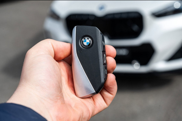 BMW iX1 EDrive 20 M Sport Live Cockpit I Mineralweiss Metallic I Head Up I Led I CarPlay I 360 Camera I M-Sportremmen rood I BTW