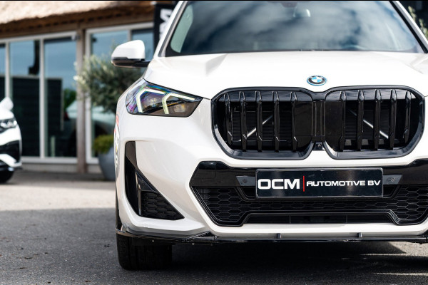 BMW iX1 EDrive 20 M Sport Live Cockpit I Mineralweiss Metallic I Head Up I Led I CarPlay I 360 Camera I M-Sportremmen rood I BTW