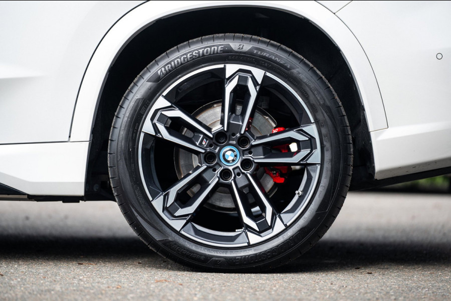 BMW iX1 EDrive 20 M Sport Live Cockpit I Mineralweiss Metallic I Head Up I Led I CarPlay I 360 Camera I M-Sportremmen rood I BTW