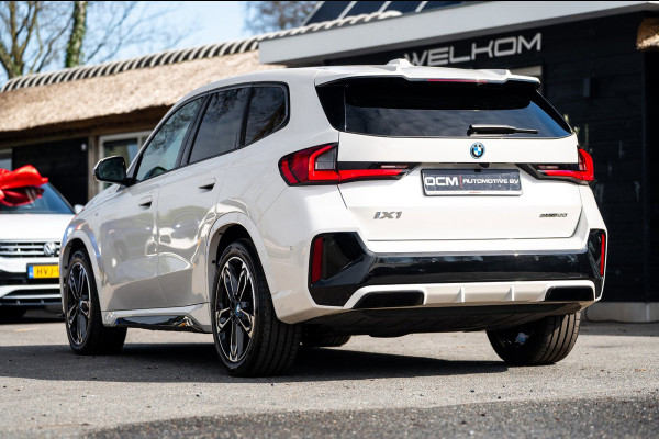 BMW iX1 EDrive 20 M Sport Live Cockpit I Mineralweiss Metallic I Head Up I Led I CarPlay I 360 Camera I M-Sportremmen rood I BTW