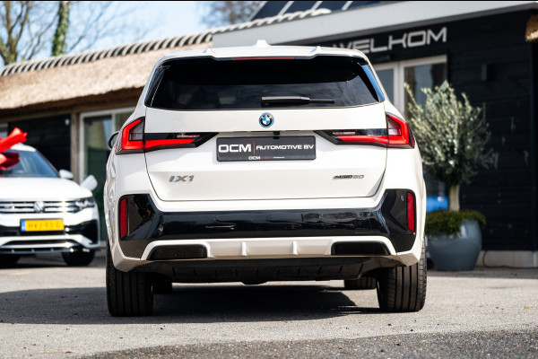 BMW iX1 EDrive 20 M Sport Live Cockpit I Mineralweiss Metallic I Head Up I Led I CarPlay I 360 Camera I M-Sportremmen rood I BTW