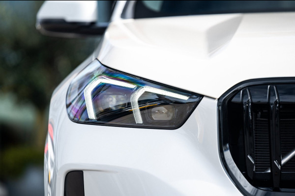 BMW iX1 EDrive 20 M Sport Live Cockpit I Mineralweiss Metallic I Head Up I Led I CarPlay I 360 Camera I M-Sportremmen rood I BTW