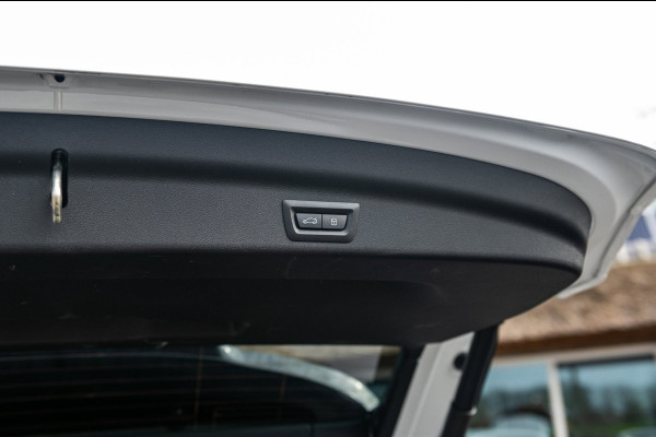 BMW iX1 EDrive 20 M Sport Live Cockpit I Mineralweiss Metallic I Head Up I Led I CarPlay I 360 Camera I M-Sportremmen rood I BTW