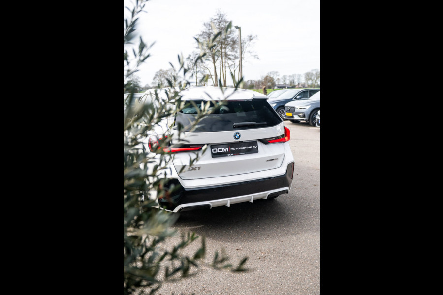 BMW iX1 EDrive 20 M Sport Live Cockpit I Mineralweiss Metallic I Head Up I Led I CarPlay I 360 Camera I M-Sportremmen rood I BTW