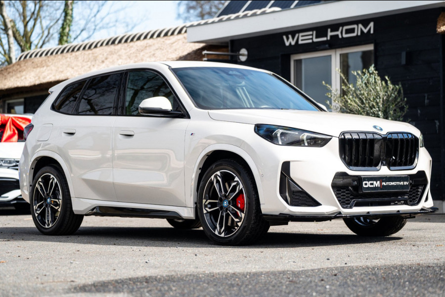 BMW iX1 EDrive 20 M Sport Live Cockpit I Mineralweiss Metallic I Head Up I Led I CarPlay I 360 Camera I M-Sportremmen rood I BTW