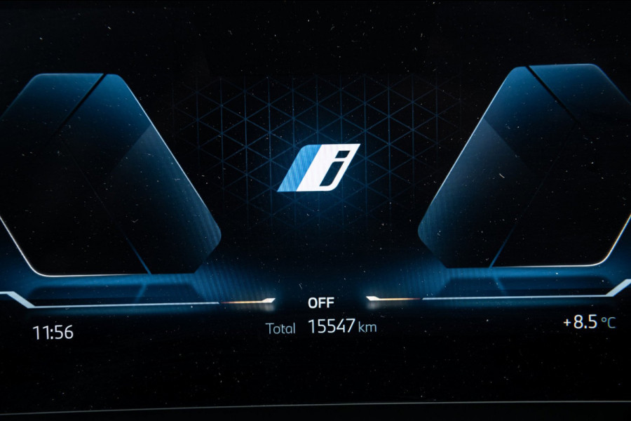 BMW iX1 EDrive 20 M Sport Live Cockpit I Mineralweiss Metallic I Head Up I Led I CarPlay I 360 Camera I M-Sportremmen rood I BTW