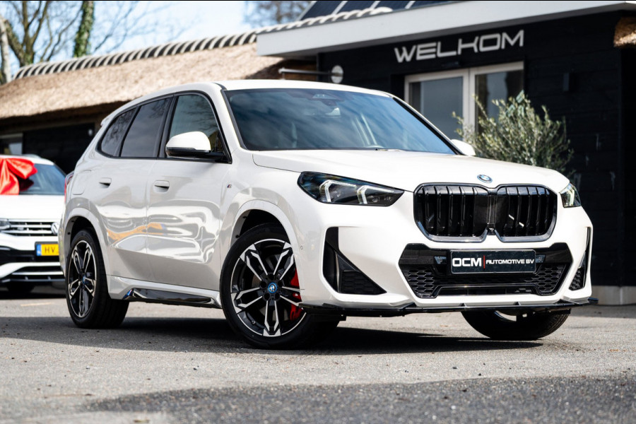 BMW iX1 EDrive 20 M Sport Live Cockpit I Mineralweiss Metallic I Head Up I Led I CarPlay I 360 Camera I M-Sportremmen rood I BTW