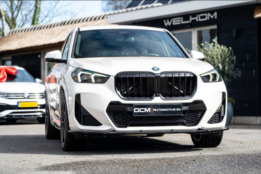 BMW iX1 EDrive 20 M Sport Live Cockpit I Mineralweiss Metallic I Head Up I Led I CarPlay I 360 Camera I M-Sportremmen rood I BTW