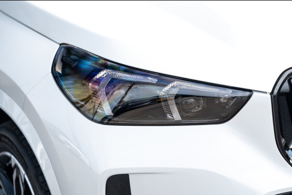 BMW iX1 EDrive 20 M Sport Live Cockpit I Mineralweiss Metallic I Head Up I Led I CarPlay I 360 Camera I M-Sportremmen rood I BTW