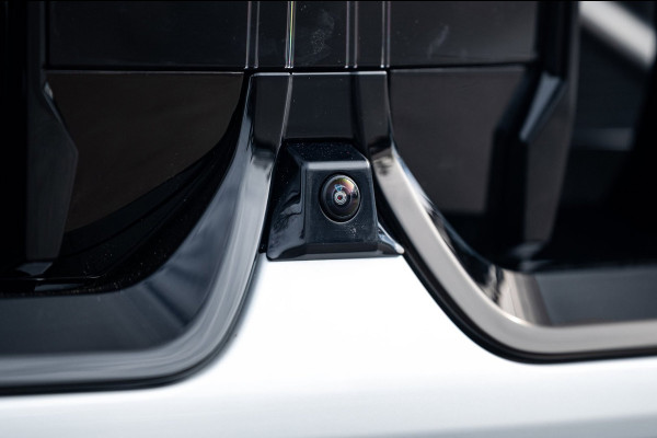 BMW iX1 EDrive 20 M Sport Live Cockpit I Mineralweiss Metallic I Head Up I Led I CarPlay I 360 Camera I M-Sportremmen rood I BTW