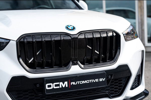 BMW iX1 EDrive 20 M Sport Live Cockpit I Mineralweiss Metallic I Head Up I Led I CarPlay I 360 Camera I M-Sportremmen rood I BTW
