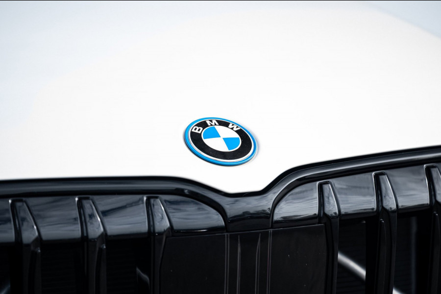 BMW iX1 EDrive 20 M Sport Live Cockpit I Mineralweiss Metallic I Head Up I Led I CarPlay I 360 Camera I M-Sportremmen rood I BTW