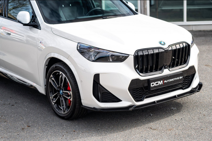 BMW iX1 EDrive 20 M Sport Live Cockpit I Mineralweiss Metallic I Head Up I Led I CarPlay I 360 Camera I M-Sportremmen rood I BTW