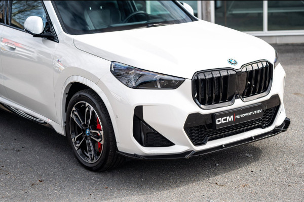 BMW iX1 EDrive 20 M Sport Live Cockpit I Mineralweiss Metallic I Head Up I Led I CarPlay I 360 Camera I M-Sportremmen rood I BTW